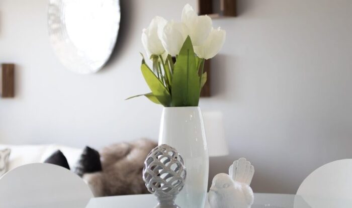 白い花瓶と花