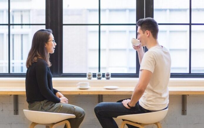 カフェで会話するカップル