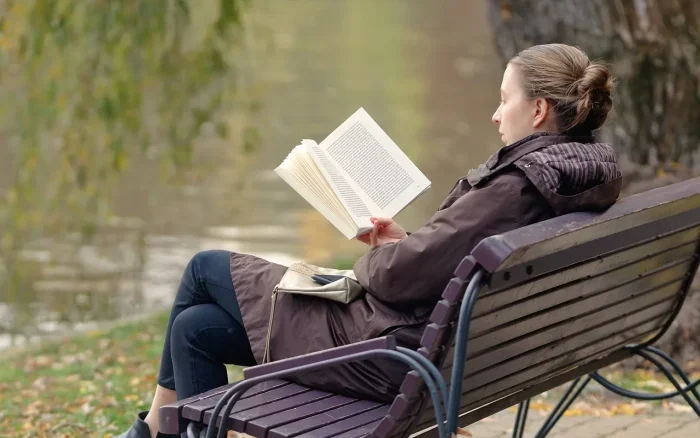 ベンチで読書する女性