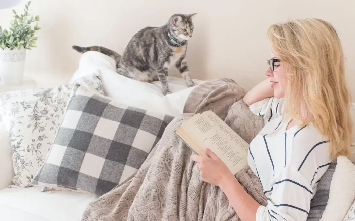 読書する女性と猫