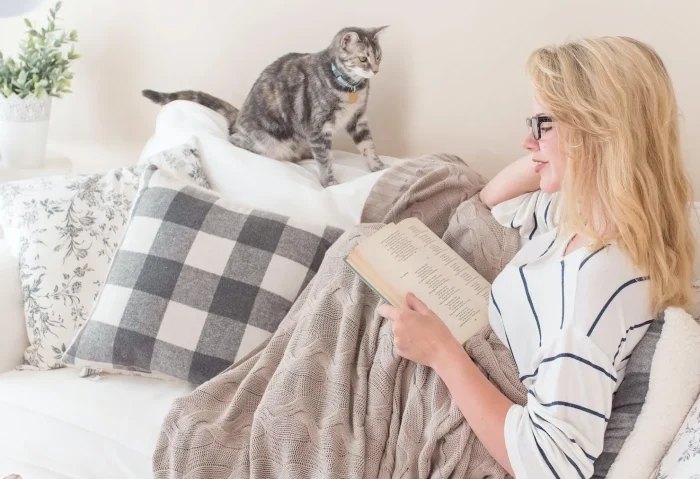 読書する女性と猫
